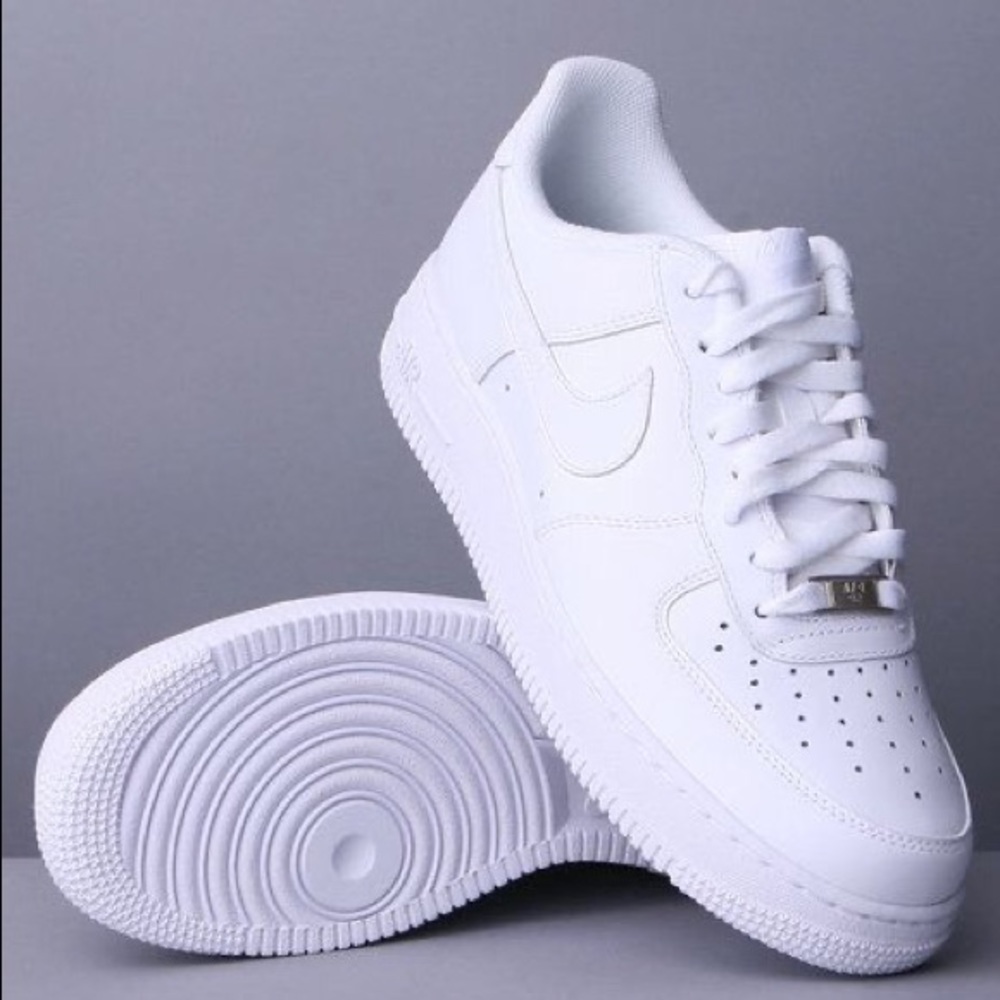 Nike Air Force one all white low top shoes women’s - Picture 3 of 4